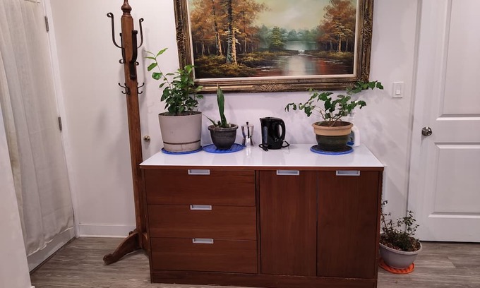 Saanich Bed & Breakfast | Sweet House b & b on uptown of Victoria Room 2. (Saanich licence No:18707)