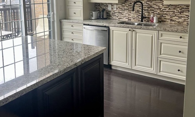 Ajax House | Modern and Bright 3 Bedroom Townhome W/ Parking!