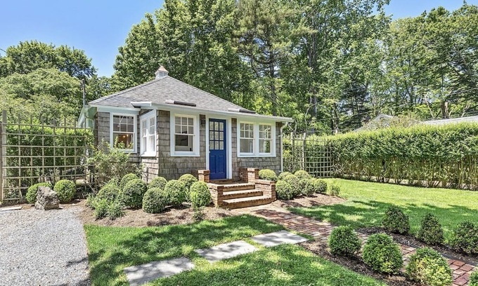 Springs Cottage | Cheerful cottage walking distance from Louse Point!