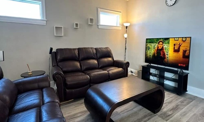 St. James House | Cozy House near Airport and Shopping Mall! Family and Pet friendly.