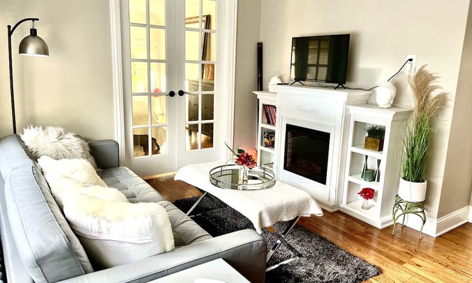 Evanston Apartment | Charming and peaceful oasis free for furries companions