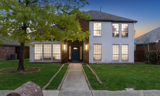 North Central Carrollton House | Beautiful & Large Pool House