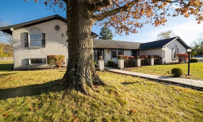 Dayton House | Family & Friends 5 Acre Estate Close to Everything