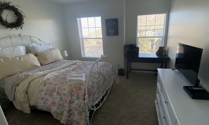 Draper House | Gorgeous view of the City! Clean room & bath all yours! Come meet our 2 Goldens!