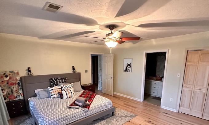 Ninety Six House | Sanctuary on the Lake. All dogs welcome!