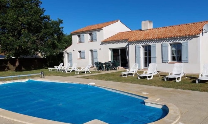 L'Aiguillon-sur-Vie Villa | Villa 'Calme' with Private Pool, Private Terrace and Wi-Fi