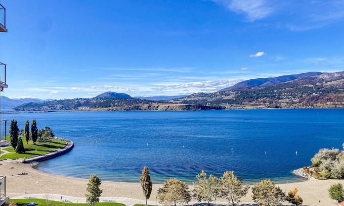 North End Apartment | Beachfront condo in great location with hot tub, pool, sauna, gym, beach views