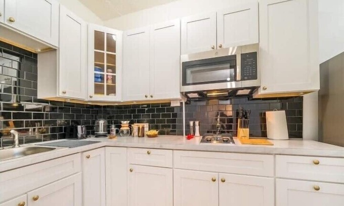 East Avenue Apartment | This apartment is a 1 bedroom(s), 1 bathrooms, located in Rochester, NY.