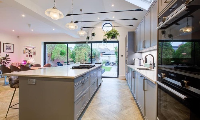 Chingford House | Chic 4-BR Home w/ Hot Tub & BBQ in Hornbeam Lane