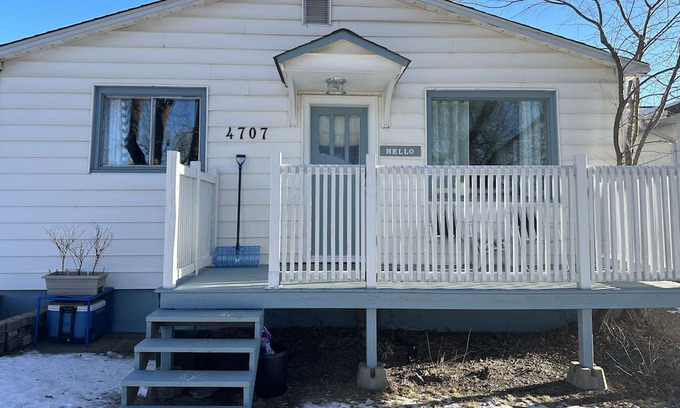 Stettler House | Walkable Stettler 2 Bedroom Suite