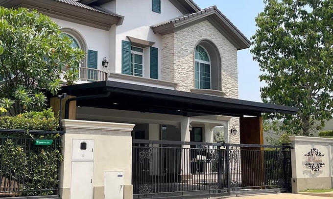 Rangsit House | Bloomsbury House Ramintra Luxury Family Big House