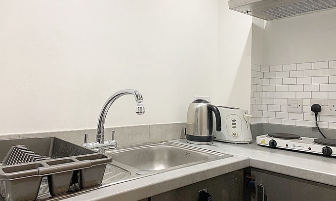 Ealing Common Apartment | Entire Flat W London, Near Heathrow & City Centre