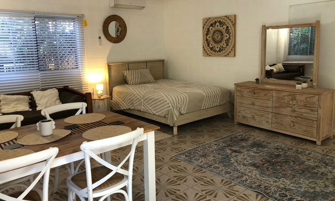 Palm Cove Apartment | Self-Contained pet friendly Studio Apartment with Pool, 2 minutes to beach