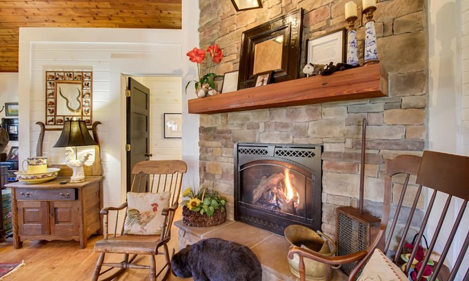 Roseland House | Remote ‘Possum Farmhouse’ Retreat on 10+ Acres!