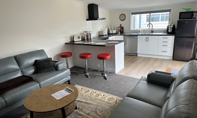 Timaru House | Beautifully renovated duck back cottage Close to Bay and town