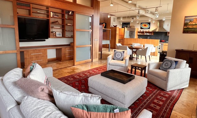 Martha Jefferson Apartment | Belmont Penthouse Apartment (30 Day Min)