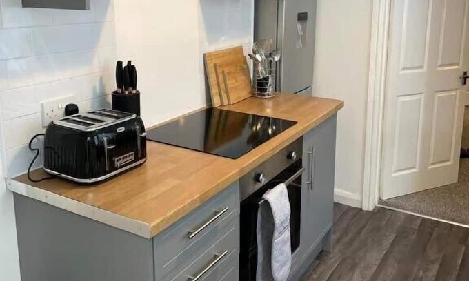 Pontypool Apartment | Oak Terrace by Tŷ SA