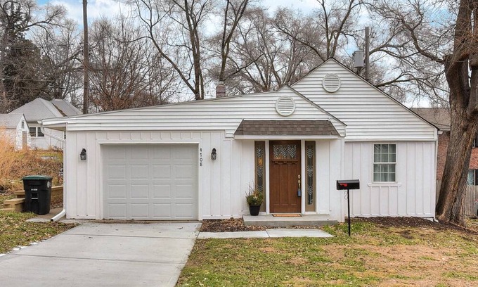 Benson House | Like new house minutes from UNMC, Creighton & UNO. Pets welcome!