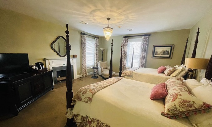 Clemmons Apartment | Steeplechase Room 2queen - Non- Smoking- No Pet