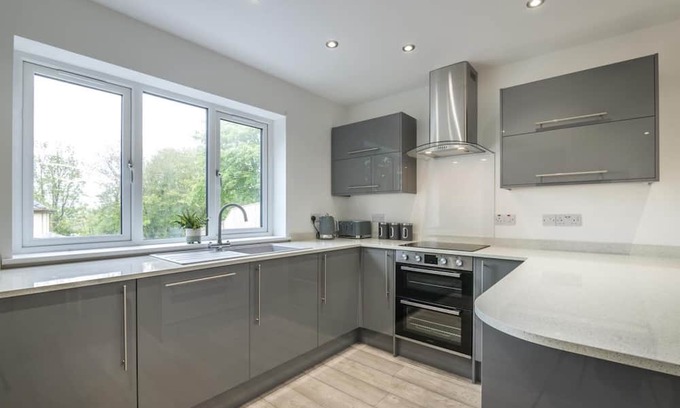 Pembroke Dock House | Martello View - 3 Bedroom Holiday Home - Llanreath
