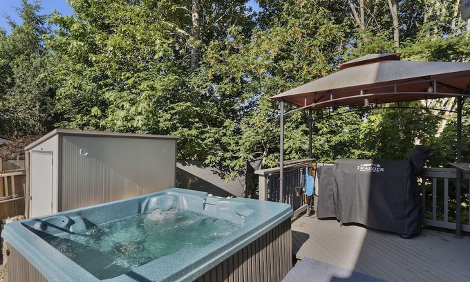 Milton House | Hot Tub Hideout Serenity in Scenic Milton, WA