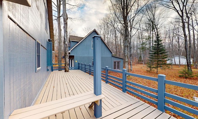 Cheboygan Cottage | Lakefront stay with two kayaks, jetted tub, wood stove, & W/D - dog-friendly