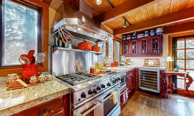 Hailey Cabin | Dog-friendly cabin with fenced yard, deck, sunroom, fireplace, & W/D