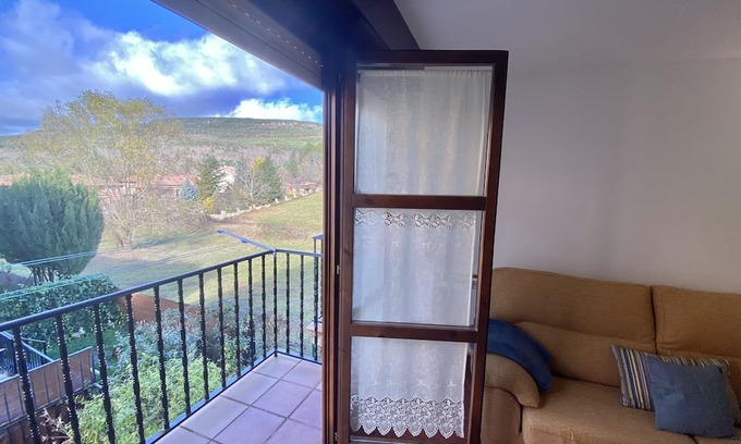 Molinos de Duero Apartment | Apartamento Turístico Los Robles en Molinos de Duero. 6 Personas