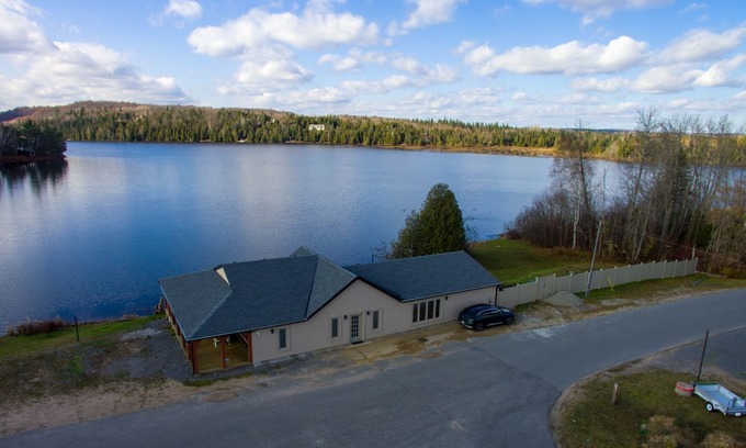 Faraday Cottage | Bright and Beautiful Brand New Cozy Waterfront Cottage