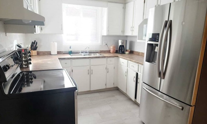 Thorold House | Tranquil Retreat 12 Mins from Niagara Falls I 5 Bed 2 Bath Private Home