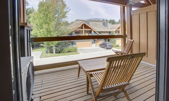 Whistler House | Luxury Townhouse 3 Br + Den Walk to Main Village with private hot tub, sleeps10