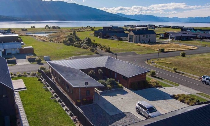 Te Anau Apartment | Stunning lake & mountain views with kitchen and laundry