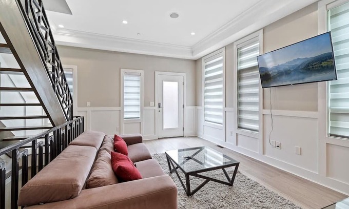 Newbold House | South Center Philly| Private Roofdeck | Parking Spot!