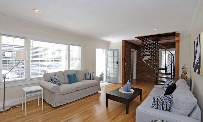 Home Park House | Gem in Midtown 4bedroom home-11