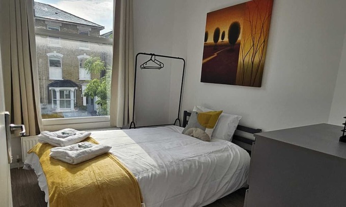 Woodberry Down Apartment | Newly Renovated Finsbury 3-Bedroom Apartment (1st floor)