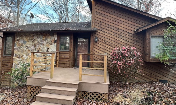 Massanutten House | BIG HOT TUB – INDOOR & OUTDOOR FIREPLACES – PROPANE GRILL – PET FRIENDLY - WIFI!
