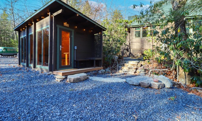 Tannersville Cabin | Creekside Tannersville Cabin: 2 Acres & Hot Tub!