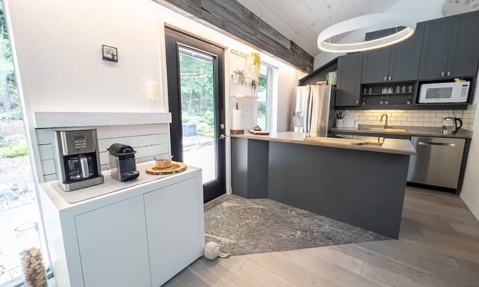 Huntsville Ski Chalet | Hidden Valley: Minimalist Design - Skiing, Hot Tub