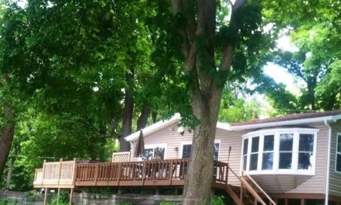Colton Cottage | Waterfront 3 Bedroom Cottage - Free Kayaks, Canoes, Boats, Bikes, and Hot Tub!