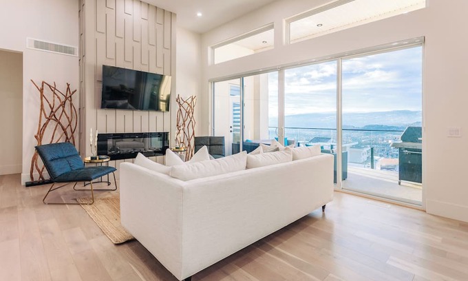 Central Okanagan House | Play&Stay: Mountain & Lake Views/Theatre+Spacious