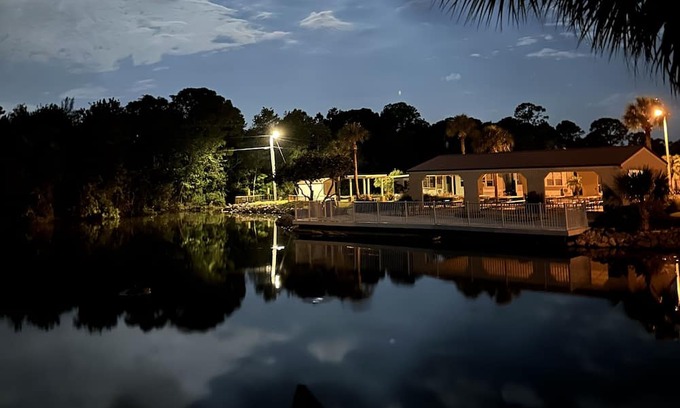 Port Richey House | Cozy Lake Front Park Model Close to beaches, golf, restaurants, shops
