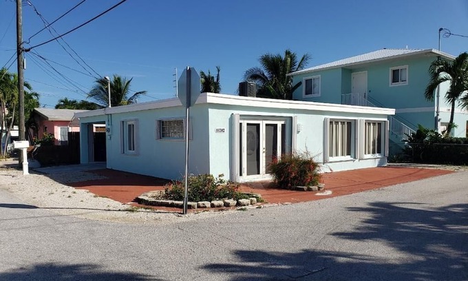 Little Venice House | If you like warm weather, sunshine, and the ocean, this is the place to be!