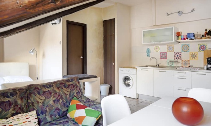San Salvario Apartment | Holiday Apartment "Ellen's 2" with A/C & Wi-Fi