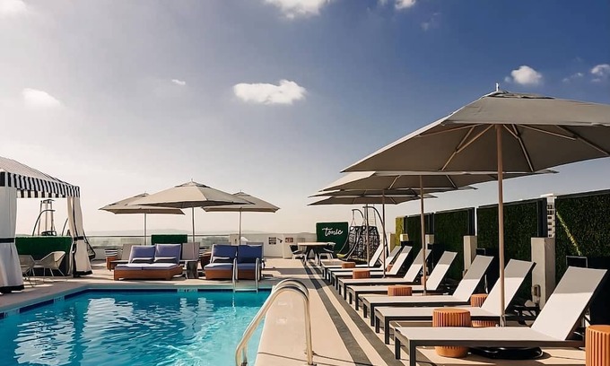 Norma Triangle House | Classic Reunion at the Rooftop Poolside Bar, Close to Metro Stations Hollywood