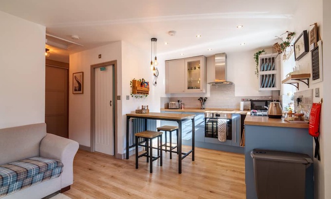 Windermere Cottage | Windermere Cottage - Close to shops, restaurants and transport links.