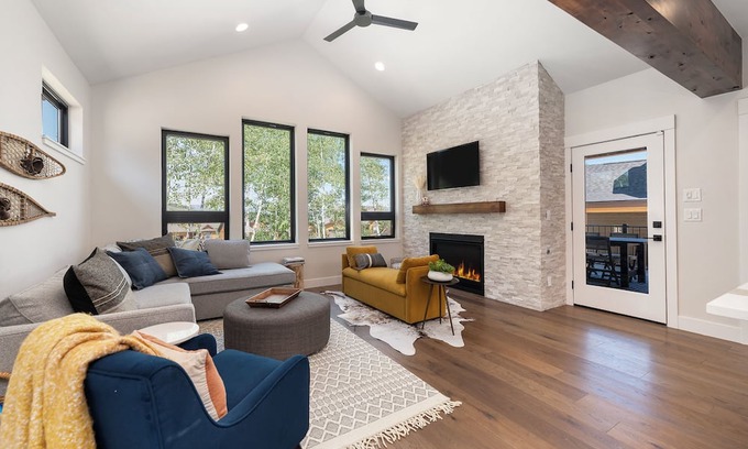 Silvercreek House | Brand New Lux Ski in/out Granby, Hot Tub, A/C!