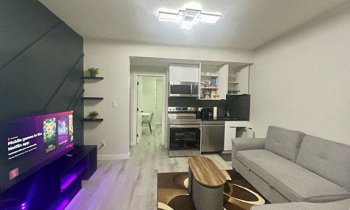West Edmonton House | Comfort Suite |10 Mins to WEM, 30 Mins to YEG