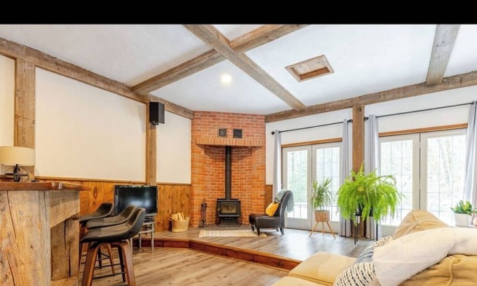 Uxbridge Apartment | Forest Nature Retreat with Fire Pit and Trails near Thermea Spa