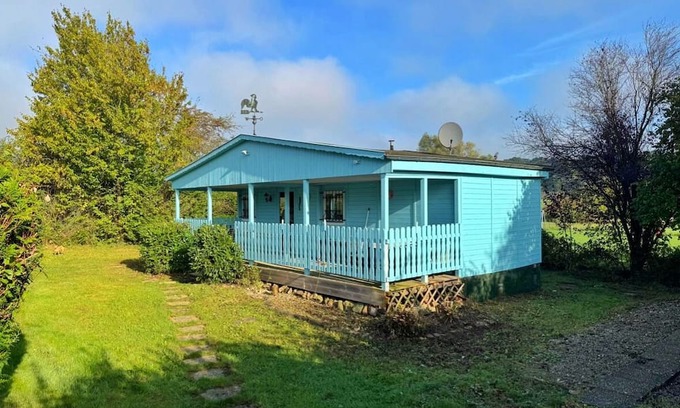 Rhodes Cabin | Blue house just 2 minutes from the Parc Animalier de Saint Croix!