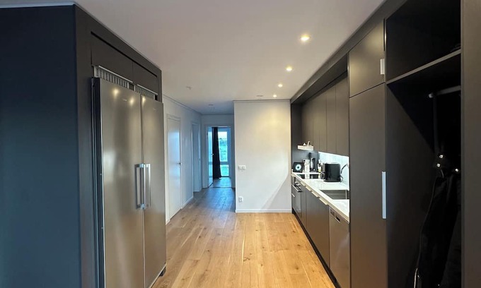 Orebro Apartment | ✨ Modern lyxlägenhet 78 kvm 2 balkonger Golfutsikt AC & 70” TV ✨